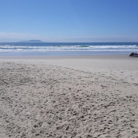 Praia de Palmas - à 50 metros do Mar Governador Celso Ramos Esterno foto