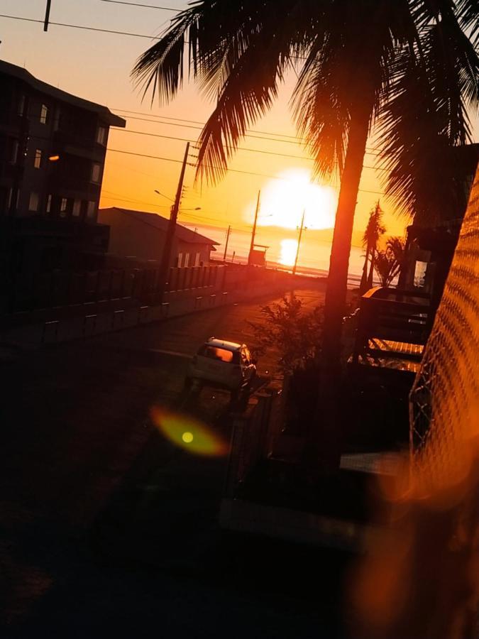 Praia de Palmas - à 50 metros do Mar Governador Celso Ramos Esterno foto