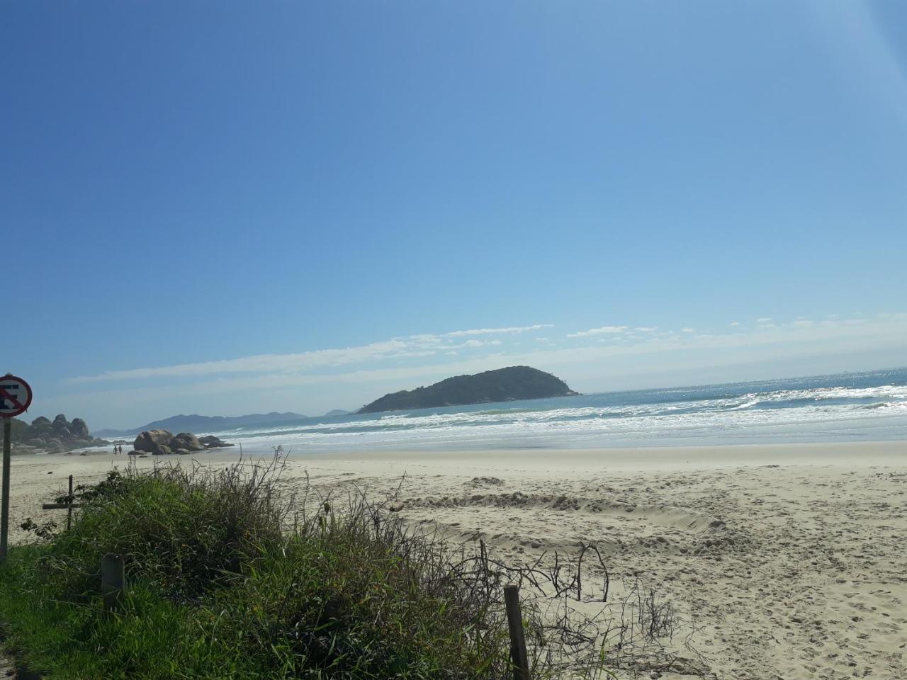Praia de Palmas - à 50 metros do Mar Governador Celso Ramos Esterno foto