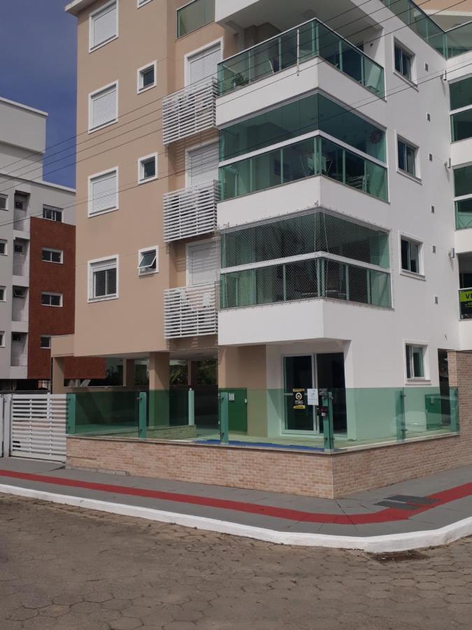 Praia de Palmas - à 50 metros do Mar Governador Celso Ramos Esterno foto